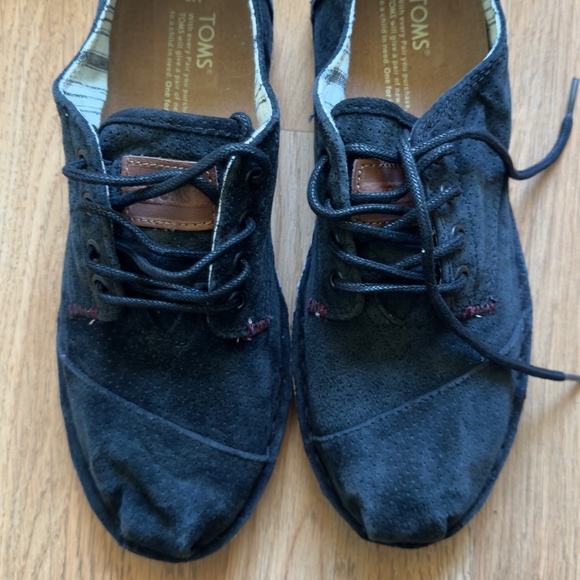 TOMS Black w/Laces - Picture 2 of 4